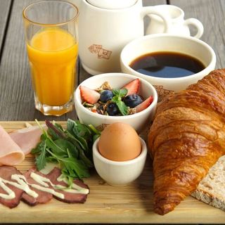 
                        【平日ご予約限定】オーガニックパン食べ放題‼ベルギー発祥のベーカリーレストランで、選べるワンプレートブランチ！カフェ＆デザート付 2,500円3品
          